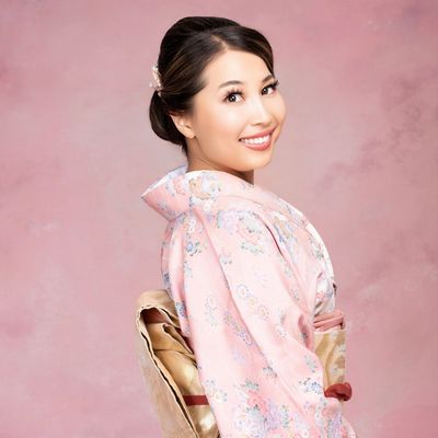 A femminine Japanese person in pink kimono