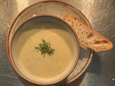 Žieminių bulvių sriuba ant stalo