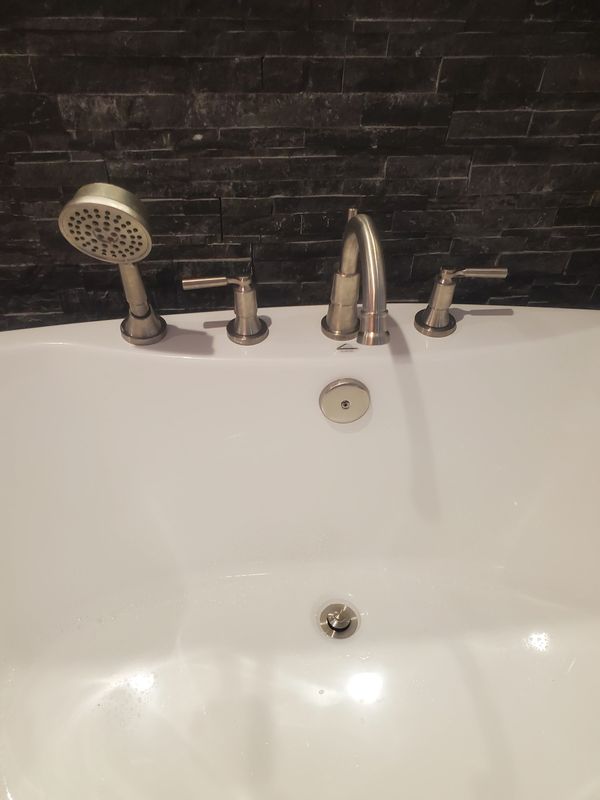 Relaxing bath with handheld option