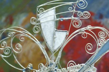 Petit personnage aillé en vitrail jouant à la guitar.