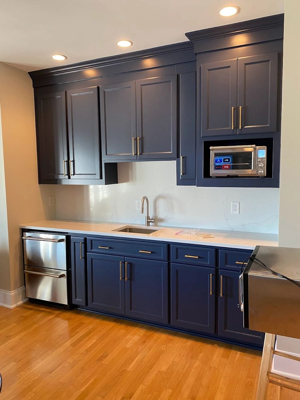 Custom cabinet refinishing and built-in cabinetry completed in Charleston, SC. Smooth sprayed finish, quartz countertops, and premium craftsmanship by LG Painting + Construction. #CabinetRefinishing #CharlestonSC #BuiltIns #LGPaintingConstruction
