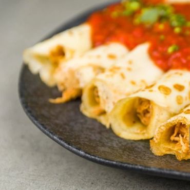 Suaves hojas de creps de arroz y avena molida relenos de verduras y proteinas veg.