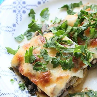 En un molde, las láminas de pasta se acomodas y rellenas de verduras salteadas.