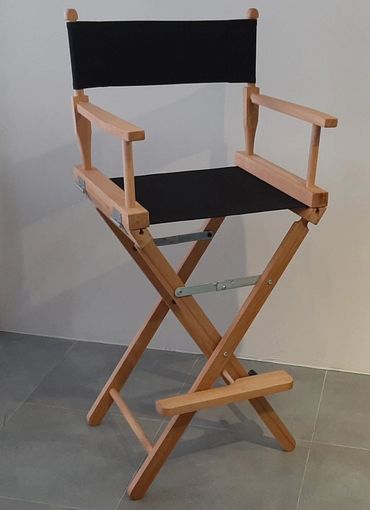 Rejisör Sandalye naturel, siyah ve beyaz seçenekleri mevcuttur.