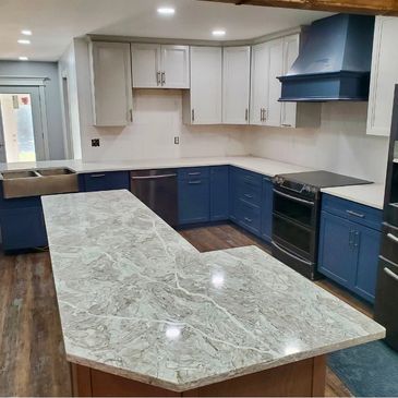 A kitchen with two-tone countertops made of quartz.