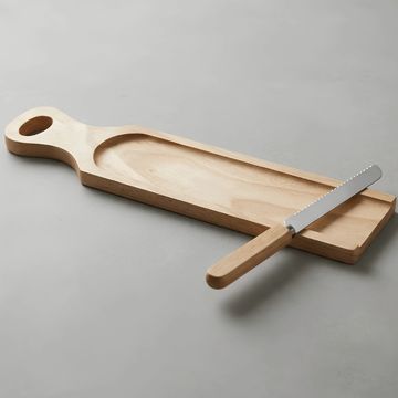 Tabla de cortar de madera con cuchillo de sierra.