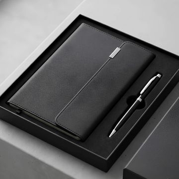 Set de regalo elegante con cuaderno y bolígrafo negro.