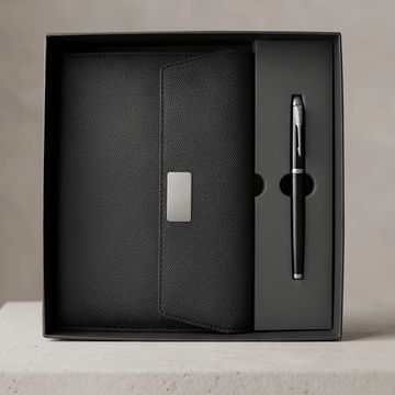 Set elegante de cuaderno negro y bolígrafo.
