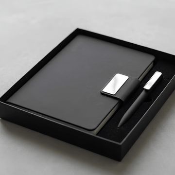 Set de regalos elegante con cuaderno y bolígrafo.