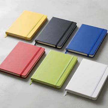 Seis cuadernos de colores variados sobre una superficie.
