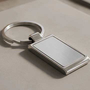 Llavero metálico rectangular con diseño simple.