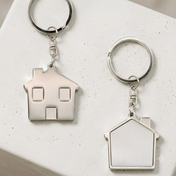 Llavero con diseño de casa plateada.