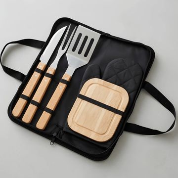 Set de utensilios para parrilla en estuche negro.