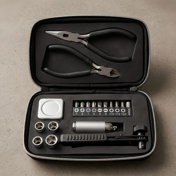 Kit de herramientas de mano en estuche negro.