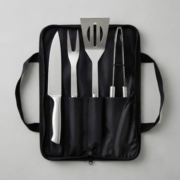Set de utensilios para barbacoa en estuche negro.