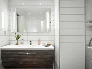 Gaithersburg, MD – Guest bath renovation with vertical tile feature wall