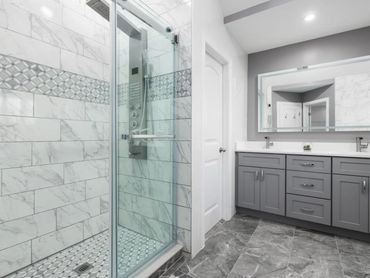 Gaithersburg, MD – Guest bath renovation with vertical tile feature wall