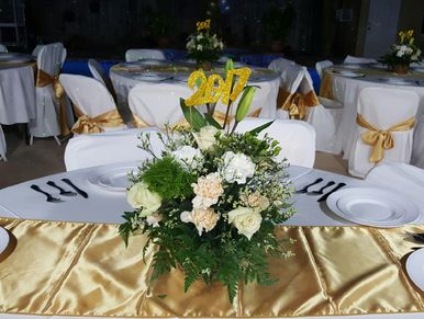 gold tablecloth runners on table 