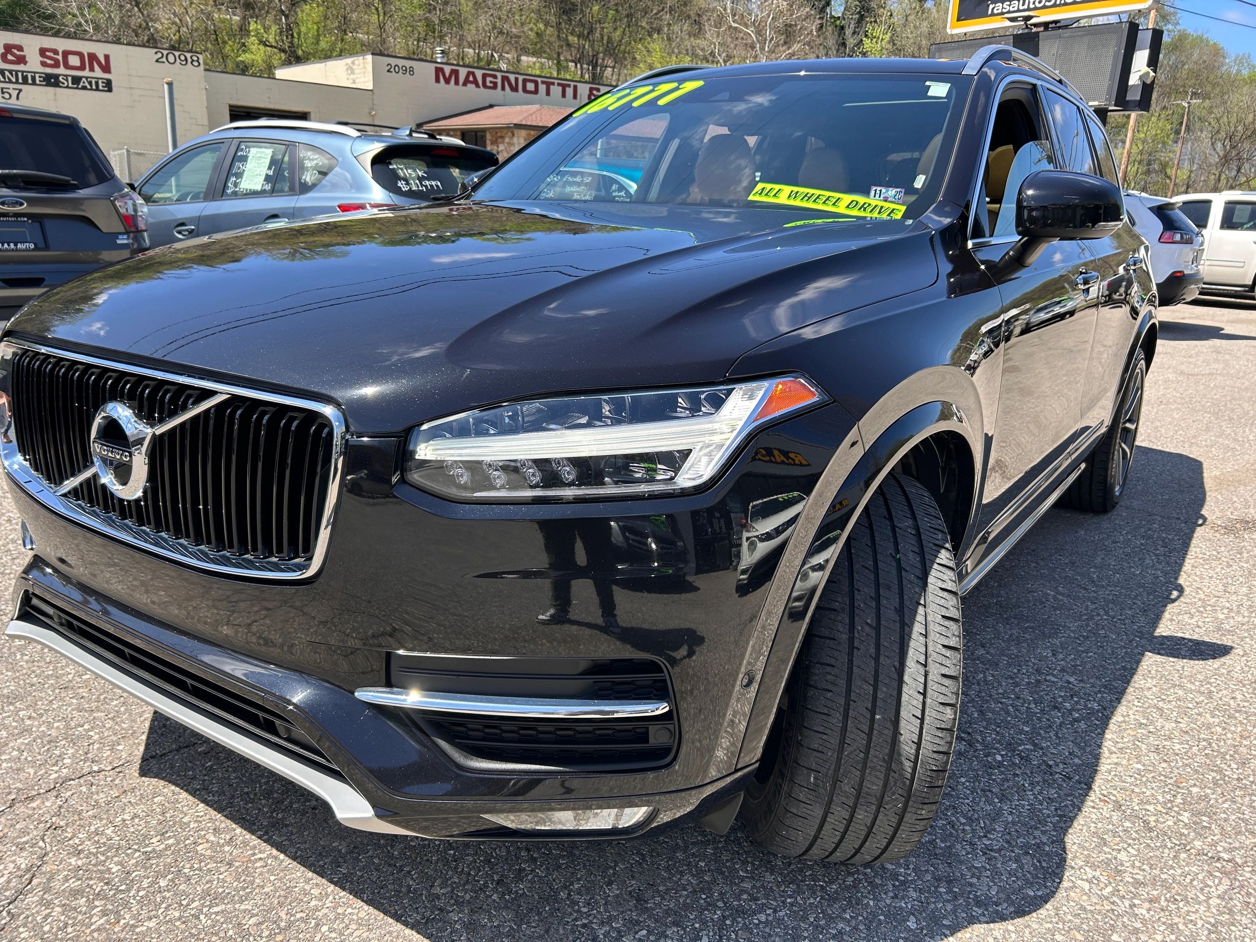 2018 Volvo XC90 T6 AWD Momentum's photo