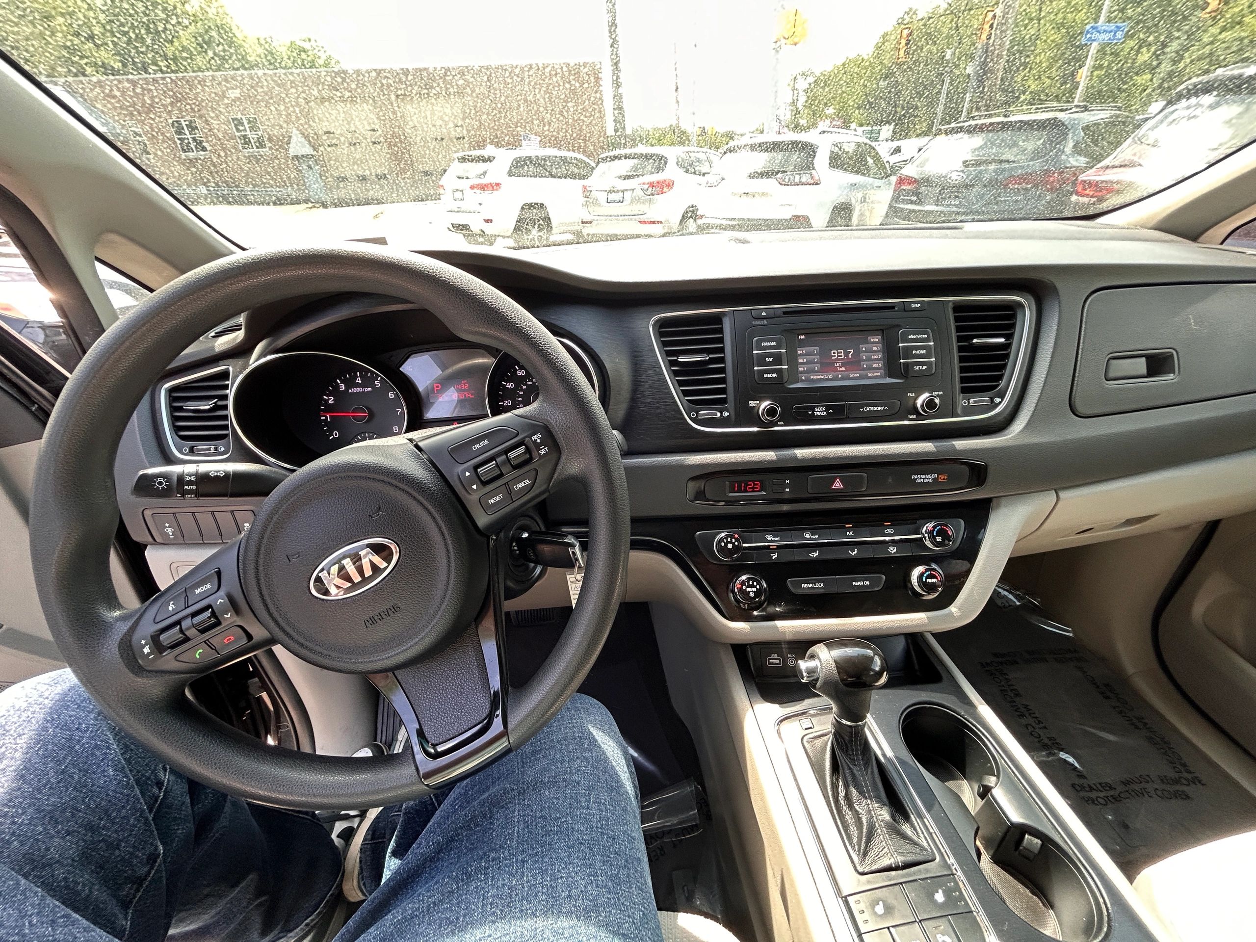 2016 Kia Sedona LX - Photo 12
