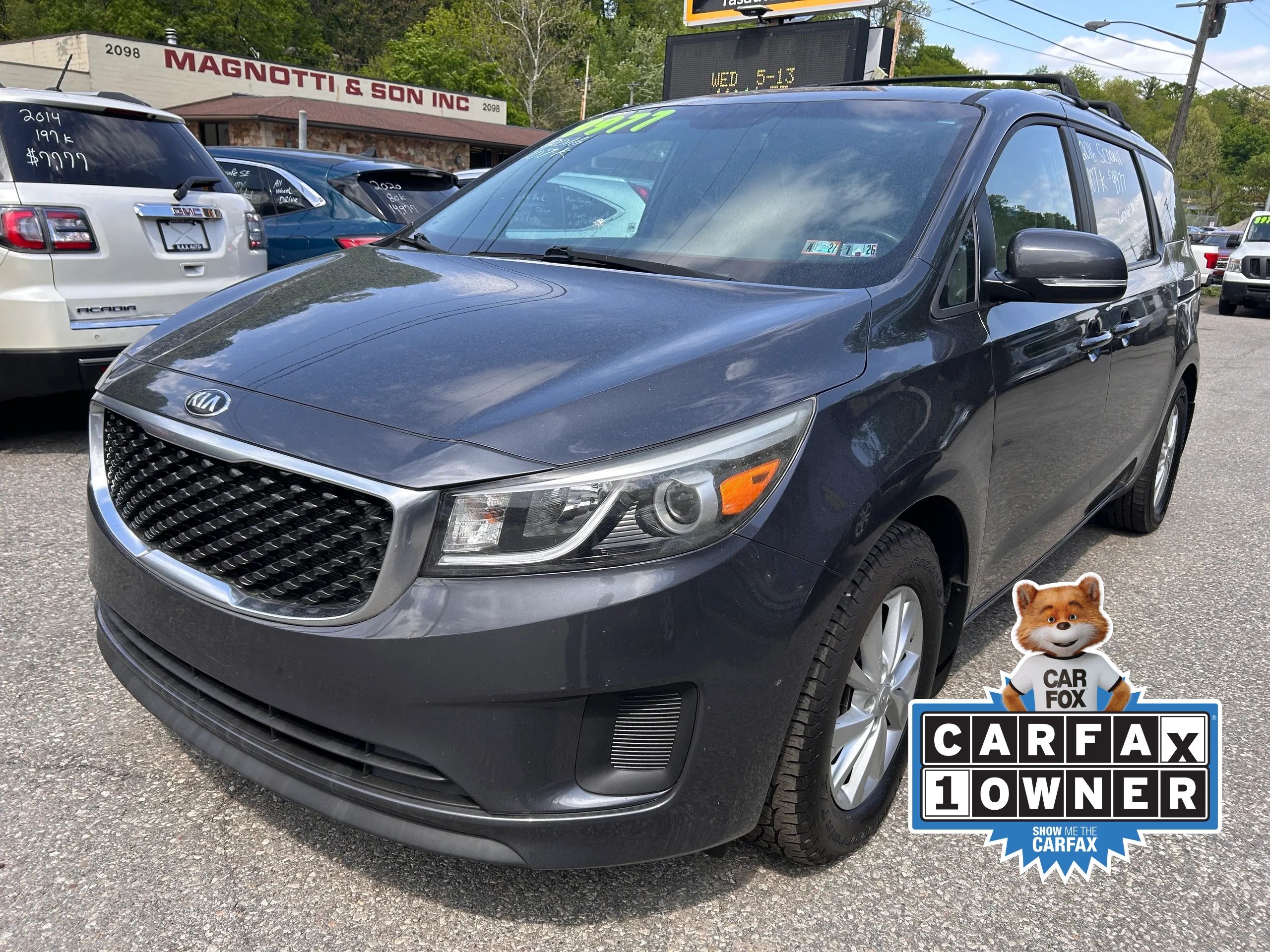 2016 Kia Sedona LX's photo