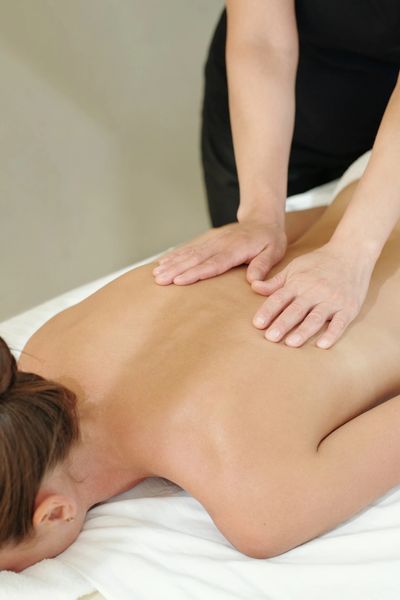 Client have a Manual Lymph Drainage treatment to decrease inflammation, pain, and for relaxation.