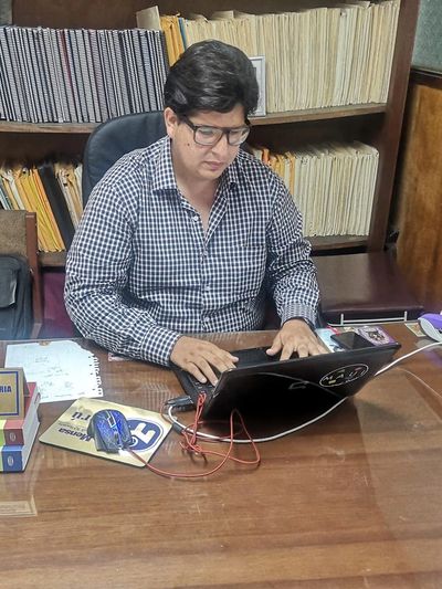Dr. José Valderrama trabajando en un caso legal en su despacho de Jr. Lampa 1137