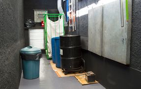 Área de armazenamento dos resíduos sólidos e líquidos gerados durante o processo.