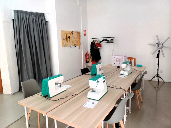 Sala de costura con varias máquinas de coser.