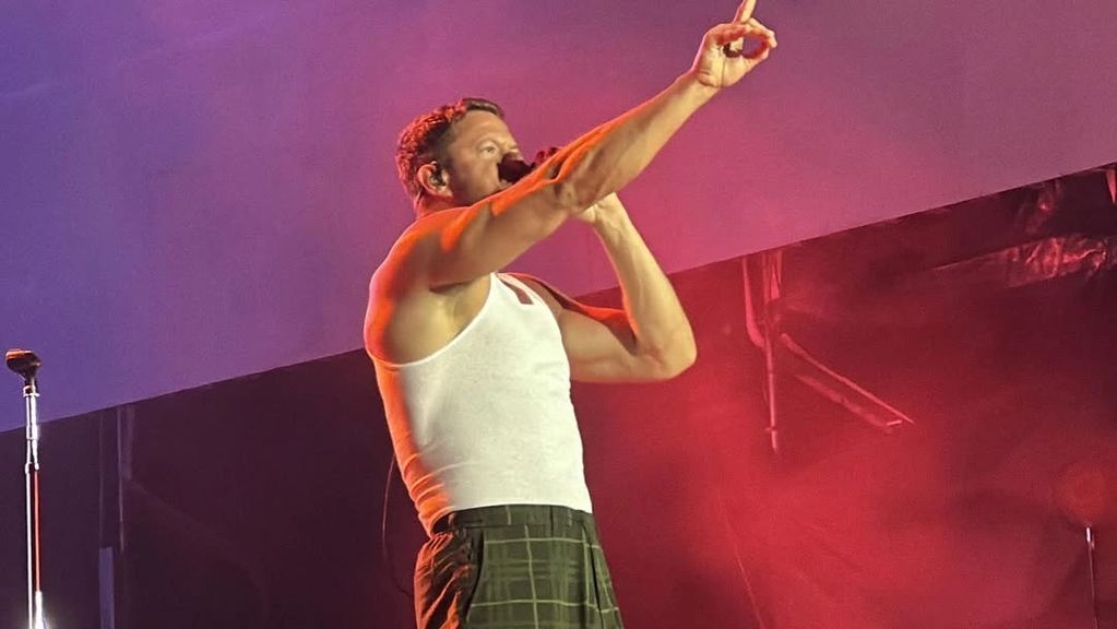 Dan Reynolds Lead Singer of ID with one of his signature stances @ closing stage at PAL Norte 2024