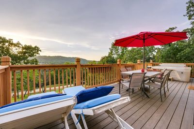 The best of Branson and Table Rock Lake are at your fingertips when you stay at the 'Tall Tree Retre