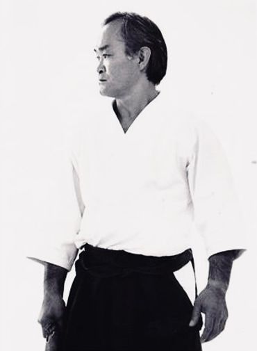 Japończyk w średnim wieku, widać lewy profil, ubrany do treningu aikido