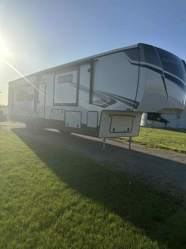 Luxury Camper Rental Pine Ridge Manor at Midwest Camper Rental Co serving OH, MI, and IN