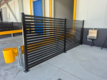 1.8m Bolted down flanged post and 65mm aluminium horizontal slats