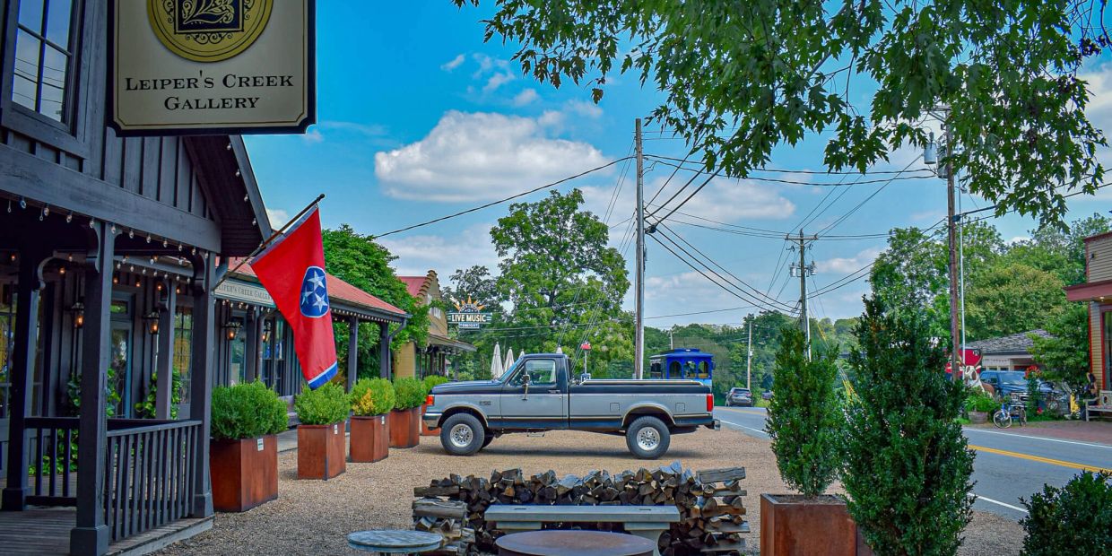 Leiper's Creek Gallery with a pickup truck and Tennessee flag outside.