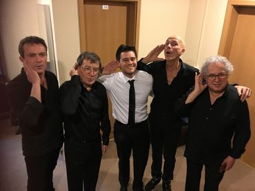 Julien Dassin backstage with his musicians