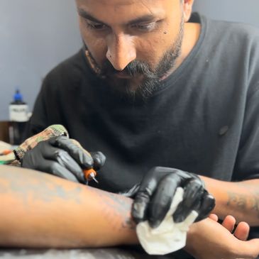 Ravi Sharma
Master in Black and Grey and Body Piercing.