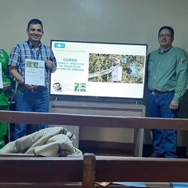 Dos hombres presentan un curso sobre trabajo en altura en árboles.