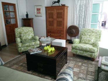 ผ้าคลุมโซฟาลายดอกไม้สีเขียวขาวคลุมบนอาร์มแชร์ 2 ตัว