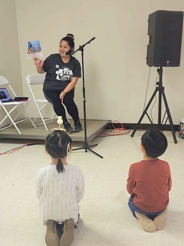 Our volunteer Kalia reading to the kids!