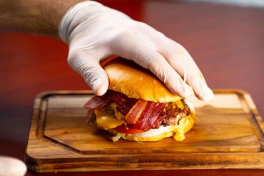 Fotografia de una hamburguesa con tocino