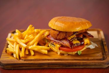 Fotografia de una hamburguesa con papas