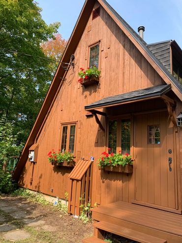 Peinture de portes et fenêtres pour un extérieur soigné et protégé.