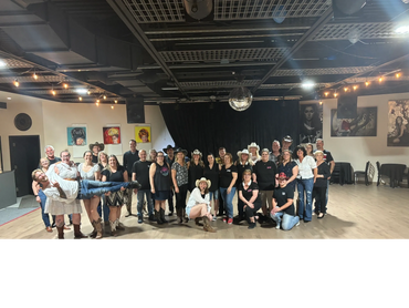 Groupe de Gemme Danser pendant une soirée