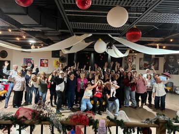 Groupe de Gemme Danser pendant une soirée