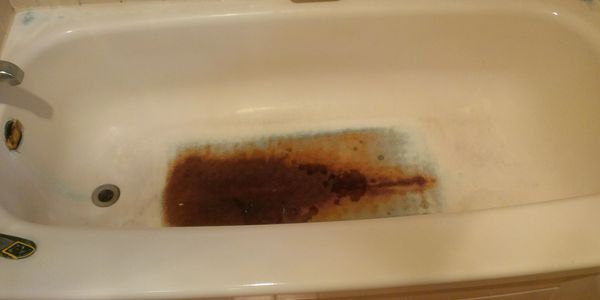 Tub with very rusty bottom from tub mat
