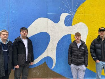 Students by the Berlin Wall "World's People" dove mural