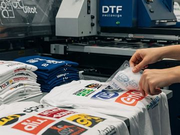 طباعة دي تي إف تيشيرتات المصمم العربي للإعلانات DTF printing on t-shirt Arabic Designer Advertising