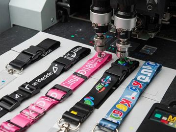 طباعة لانيارد المصمم العربي للإعلانات  lanyard printing corporate gifts Arabic Designer Advertising