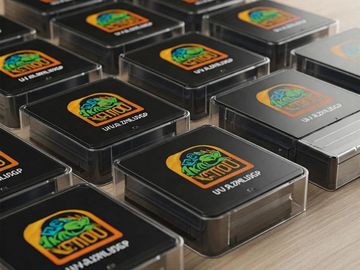 طباعة يوفي على البلاستيك المصمم العربي للإعلانات UV printing on plastic Arabic Designer Advertising